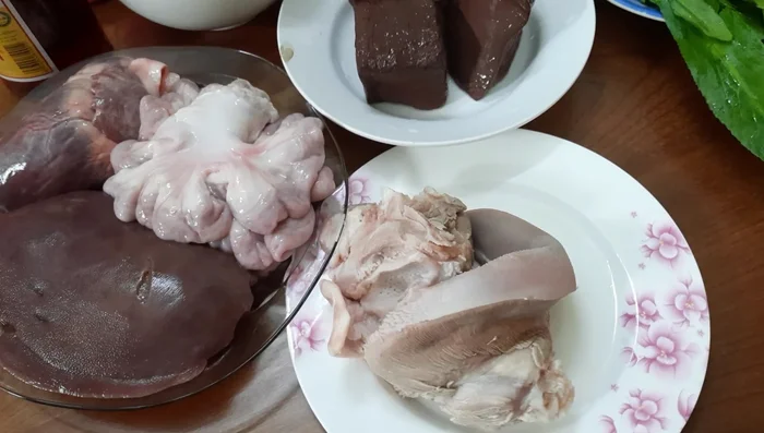 Rửa sạch lưỡi heo, lòng heo với nước muối pha giấm. Trộn lưỡi heo với nước sôi và bột mì để làm sạch.
