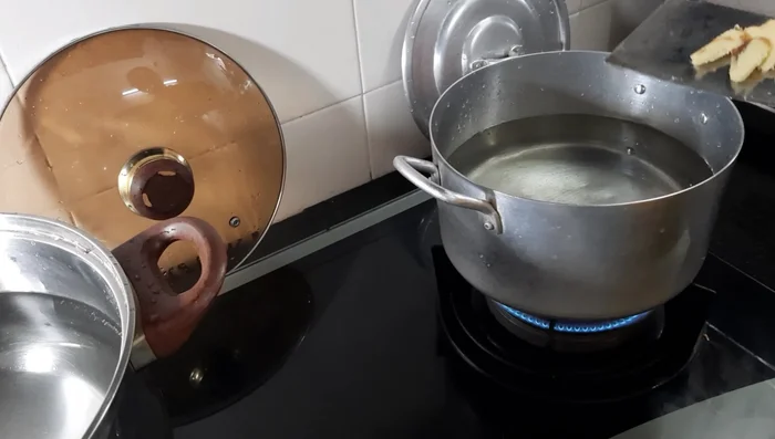 Nấu cháo: Cho gạo vào nồi nước, nấu đến khi cháo nhừ.