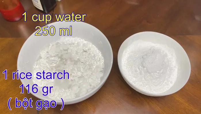Trộn bột gạo với nước (250ml).