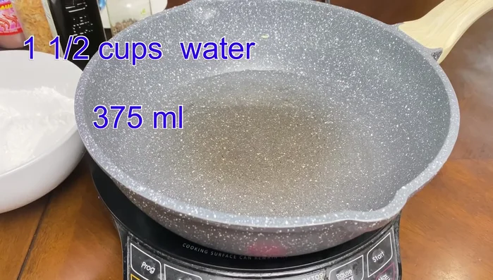 Nấu sôi hỗn hợp bột gạo, sau đó từ từ cho bột năng vào, khuấy đều đến khi hỗn hợp chín và sánh lại.