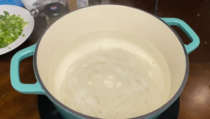 Cho bánh canh vào nước dùng đang sôi, nấu đến khi bánh canh nổi lên.