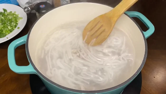 Thêm tôm, hành phi, nước mắm, muối, hành ngò vào nước dùng. Nêm nếm vừa ăn.
