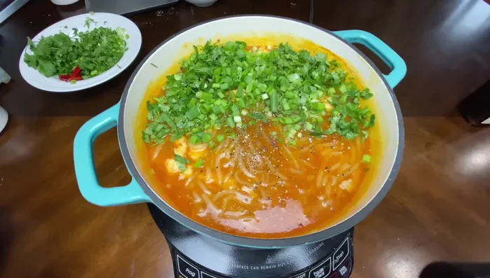 Múc bánh canh ra tô, thêm tiêu và nước mắm ớt (tùy thích).
