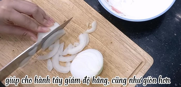 Bước 2: Cắt bao tử heo thành sợi nhỏ vừa ăn.