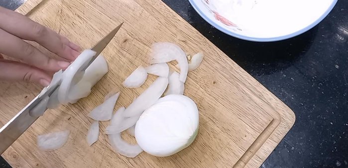 Bước 3: Sơ chế rau sống (rửa sạch, để ráo).