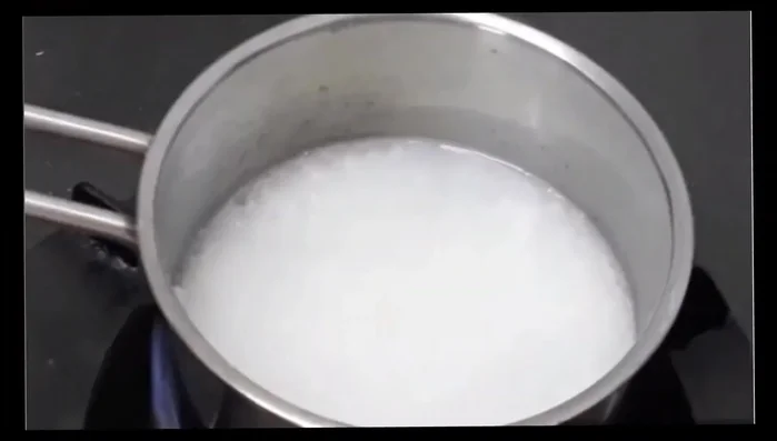 Vo gạo thật kỹ rồi cho vào nồi cùng khoảng 1,5 lít nước, bắc lên bếp đun sôi và ninh nhừ thành cháo.