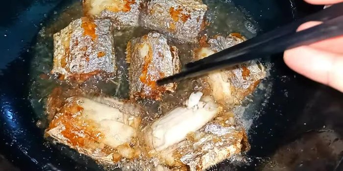Vớt cá ra để riêng.