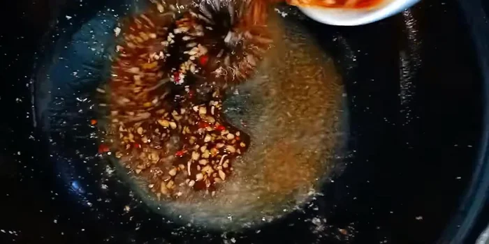 Cho chén nước mắm đã chuẩn bị vào chảo, đun sôi với lửa nhỏ.