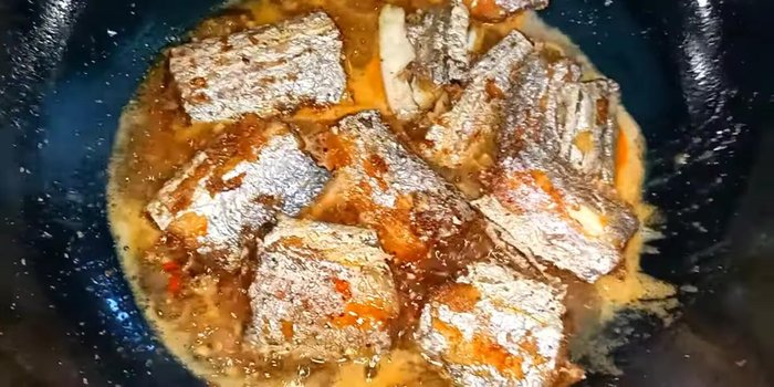 Cho cá vào chảo nước sốt đang sôi, trở đều hai mặt cho cá thấm đều nước sốt. Rưới nước sốt lên bề mặt cá để cá thấm nhanh hơn.