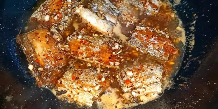 Tiếp tục đun đến khi nước sốt sệt lại, tắt bếp.
