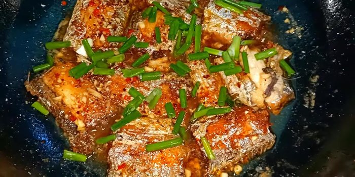 Cho hành lá vào, trang trí và thưởng thức.