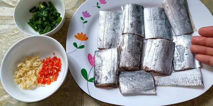 Cắt cá hố thành miếng vừa ăn, rửa sạch và để ráo nước. Thoa đều muối lên bề mặt cá để khi chiên không bị dính chảo và bắn dầu.