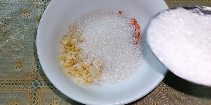 Chuẩn bị phần nước sốt: Cho đường, tỏi, ớt, nước mắm, nước lọc và ớt bột Hàn Quốc vào chén, khuấy đều.