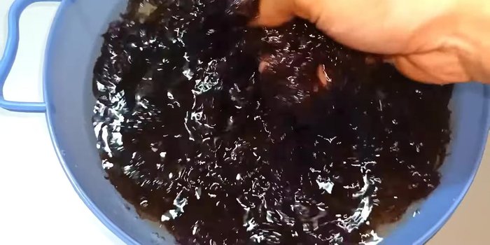 Cho 1 muỗng muối vào rong biển, vò nhẹ rồi rửa sạch nhiều lần với nước cho hết mùi tanh.
