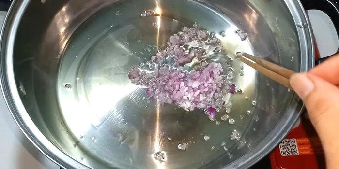 Phi thơm hành tím băm với dầu ăn.
