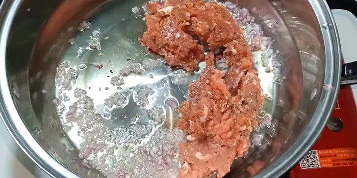 Cho thịt băm đã ướp vào xào sơ, không cần xào chín kỹ.