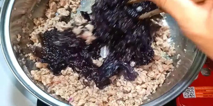 Cho rong biển đã ráo nước vào, đảo đều.