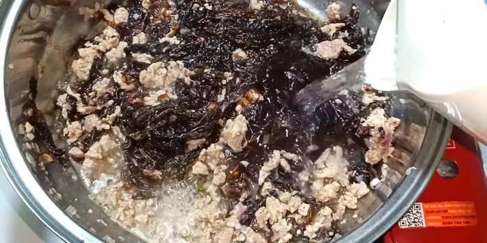Đổ 1.3 lít nước vào nồi, đun sôi.