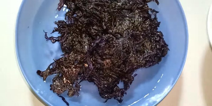 Ngâm rong biển khô 200g với nước cho nở (khoảng 10 phút).