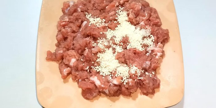 Ướp thịt băm 300g với 1 muỗng hạt nêm, 1/3 muỗng đường, 1/6 muỗng bột ngọt, 1/3 muỗng hạt tiêu xay và 1 muỗng hành tím băm (10 phút).
