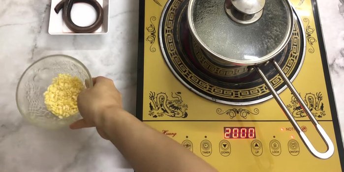 Nấu cháo: Sau khi nước sôi, cho đậu xanh vào nấu khoảng 5-7 phút. (119.869)