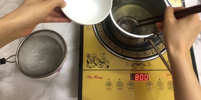Lọc nước lươn: Sau khi lươn chín, lọc lấy nước dùng, bỏ phần xương (156.45).