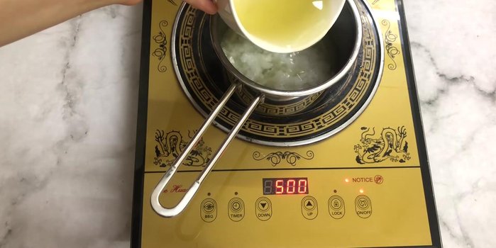 Nấu cháo (tiếp): Cho nước dùng lươn vào cháo đang nấu, thêm nước nếu cần. (187.35)