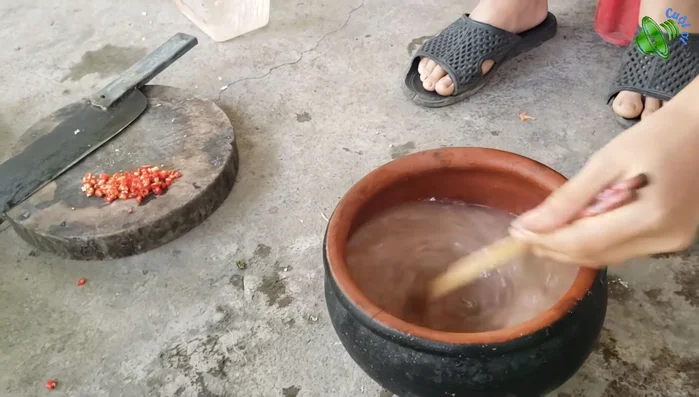 Thêm muối, khuấy đều. Chất nhờn của rươi sẽ tách ra.