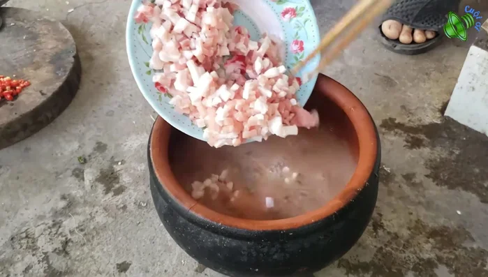 Thêm thịt ba chỉ (tỉ lệ 1:3 so với rươi).