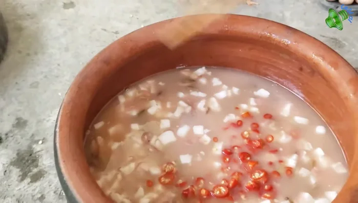Thêm ớt, khế chua thái nhỏ. Nêm nếm gia vị (nước mắm, mì chính/bột ngọt) tùy theo khẩu vị.