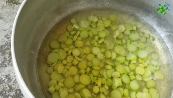 Sơ chế măng: Luộc măng cho hết đắng (nếu dùng măng tre).