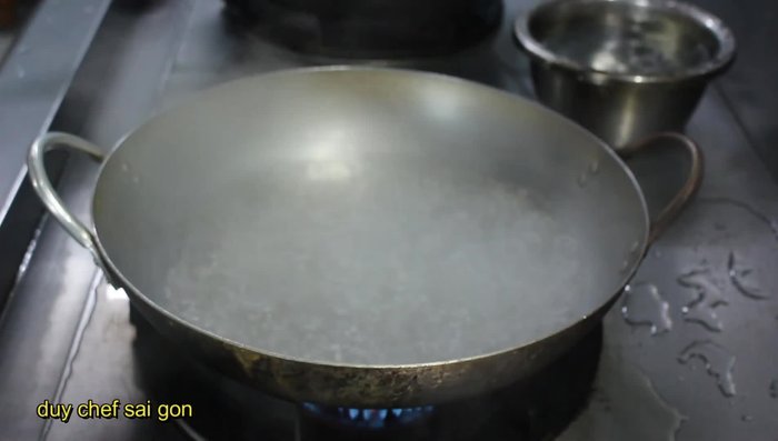 Chuẩn bị nguyên liệu: Mực phi lê cắt sẵn, dưa leo cắt miếng, cần tây và cà chua chẻ nhỏ, ớt cắt lát, tỏi băm nhỏ.