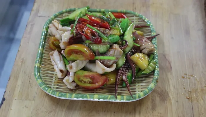 Tắt bếp, cho ra đĩa, trang trí với ngò rí và tiêu.