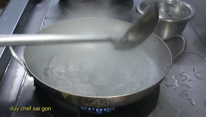 Trụng mực qua nước sôi để mực nhanh chín và không mất nhiều thời gian.