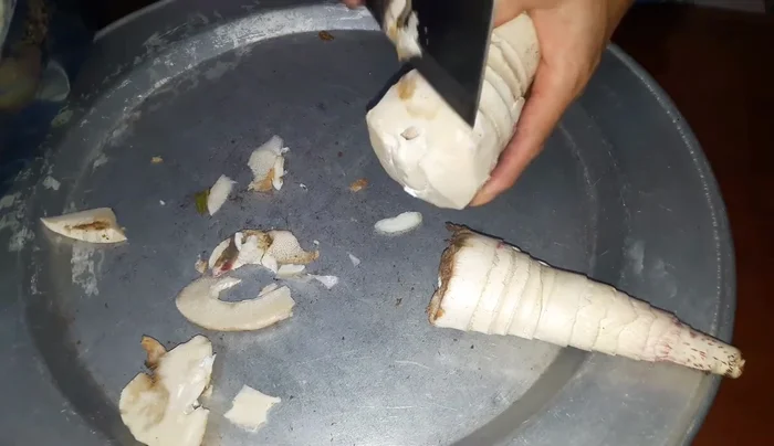 Rửa sạch măng, loại bỏ phần cuống đen, phần tím.