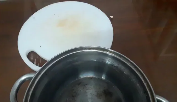 Thái măng thành từng lát mỏng.