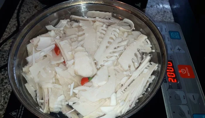 Luộc măng trong khoảng 5 phút, sau đó đổ nước đi, rửa sạch măng.