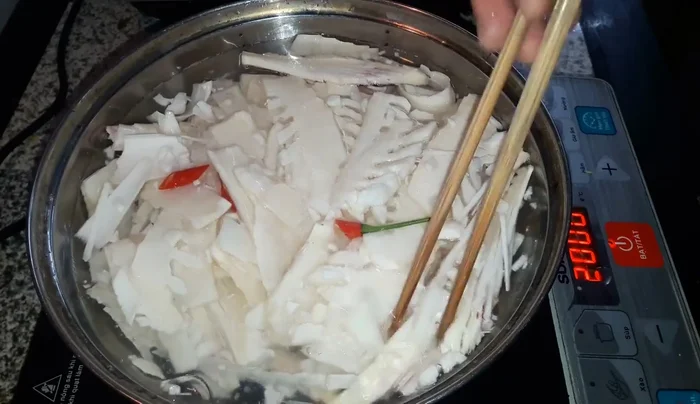 Luộc lại măng với nước lọc (có thể thêm chút muối). Luộc khoảng 5 phút.