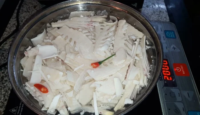 Nếu măng vẫn còn đắng, luộc thêm lần nữa.