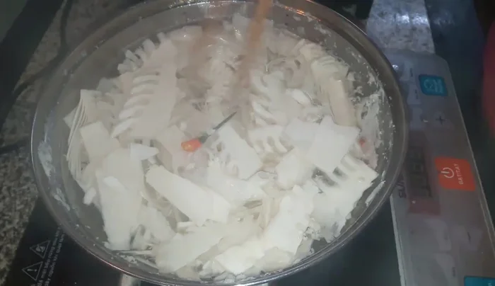 Vớt măng ra, xả lại với nước sạch, để ráo.