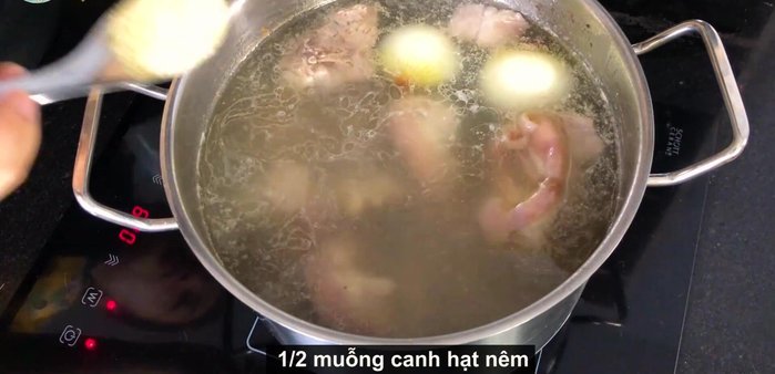 Sau 30 phút ninh giò heo, nêm nếm lại nước dùng với 2 muỗng canh đường, 1/3 muỗng canh muối, một ít bột ngọt và 1 muỗng canh đường phèn cho nước dùng ngọt thanh, đậm đà. Điều chỉnh gia vị cho phù hợp với khẩu vị.