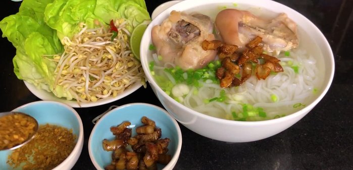 Cho hủ tiếu đã luộc vào tô, múc nước dùng nóng chan lên. Thêm giò heo, tóp mỡ, hành phi, tỏi phi, tiêu, giá và xà lách.