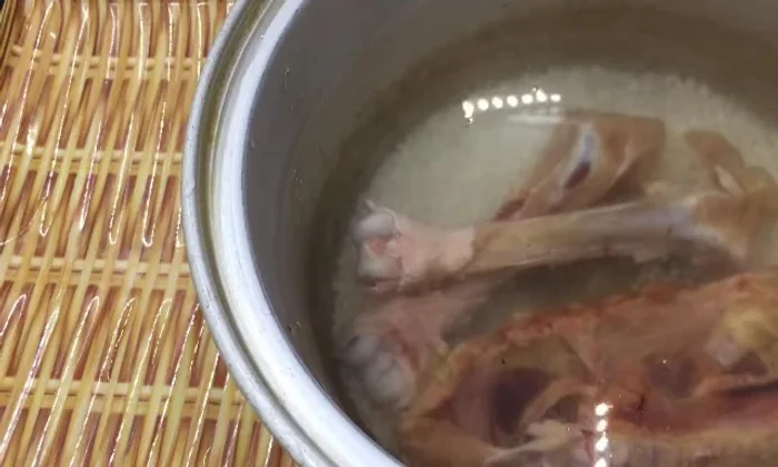 Cho nước vào nồi (gấp 5 lần lượng nước nấu cơm).