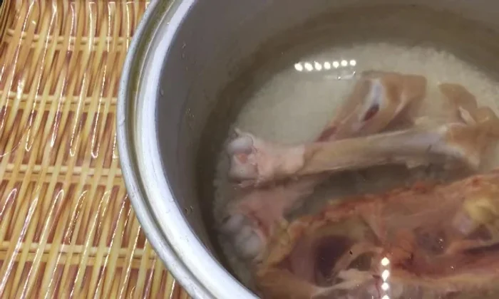Khi cháo gần chín (khoảng 1 tiếng), cho thịt gà vào, nấu thêm 10 phút.