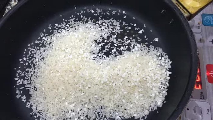 Rang gạo nếp đến khi hạt gạo trắng lên. Không cần rang quá kỹ.