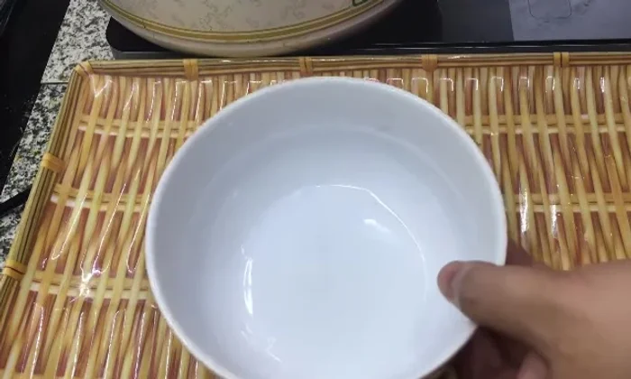 Sau khi cháo chín, múc ra bát, thêm rau thơm và hạt tiêu (nếu muốn).