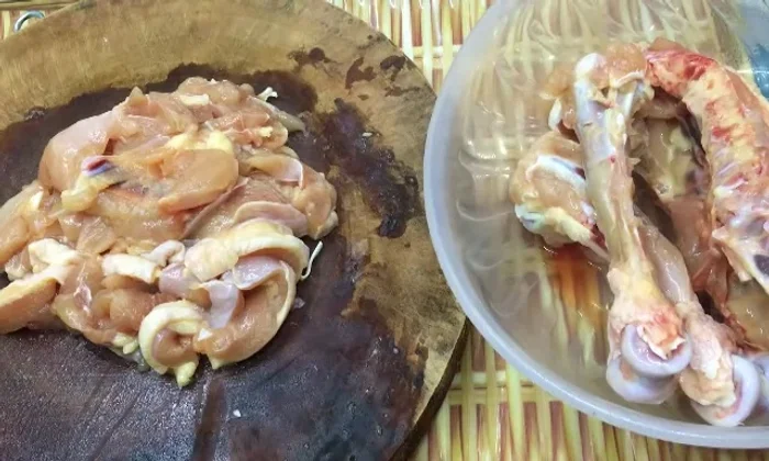 Vo sạch gạo nếp và cho vào nồi cơm điện cùng xương gà, gia vị (muối, hạt nêm).