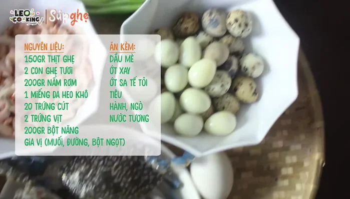 Sơ chế ghẹ: Lột vỏ, lấy phần thịt ghẹ.