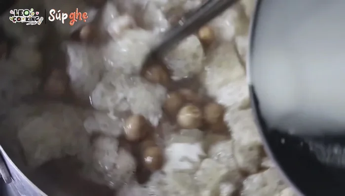 Cho bột năng vào nồi súp, khuấy đều đến khi súp sánh lại. Canh lửa nhỏ để tránh bị khét.