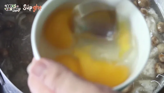 Thêm trứng vịt (nếu dùng) vào cuối cùng, khuấy nhẹ nhàng.